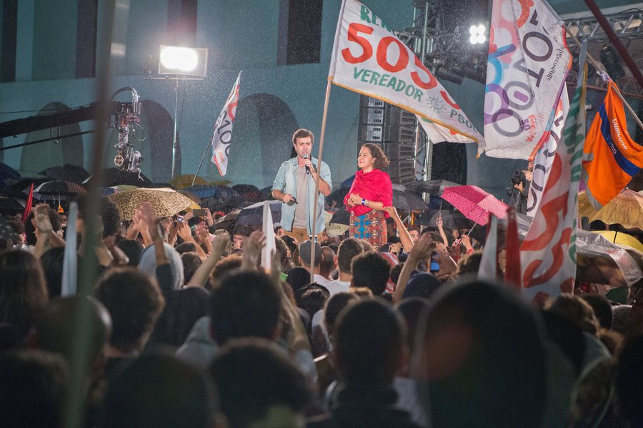 "A eleição será decidida por quem votou em outros quatro candidatos de centro-direita. Juntos, Pedro Paulo (PMDB), Flávio Bolsonaro (PSC), Indio da Costa (PSD) e Osorio (PSDB) ultrapassaram 47% dos válidos", diz o colunista Bernardo Mello Franco; "Se insistir no discurso do golpe, Freixo corre o risco de afugentar parte desse eleitorado sem ganhar nenhum voto novo"