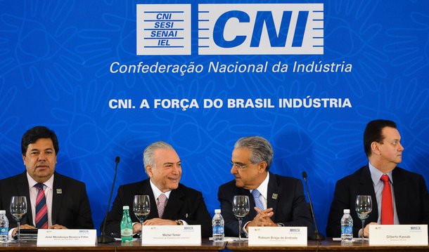 Vice-presidente em exercício Michel Temer defendeu que os empresários do setor industrial que priorizem a contratação de brasileiros formados no exterior; "Nas suas empresas e empresas outras que forem conectadas com os senhores, se puderem dar preferência muitas vezes àqueles que se formaram no exterior, porque, queremos ou não, talvez venham bem formados com informações tecnológicas que auferiram no exterior", afirmou Temer em um evento com empresários; apesar do pedido, Temer criticou o programa Ciência Sem Fronteiras que envia estudantes para o exterior; taxa de desemprego no Brasil é de 11,2% atualment