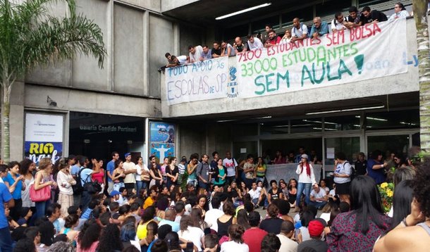 Um grupo de estudantes permanece ocupando o prédio da Universidade Estadual do Rio de Janeiro (Uerj) no campus do Maracanã; cerca de 300 alunos impedem a retomada das aulas após uma semana suspensas em consequência dos serviços precários de limpeza; o objetivo da manifestação, que afeta aproximadamente 33 mil alunos de graduação e pós-graduação, é pressionar o governo estadual a pagar a bolsa de R$ 400 oferecida a cerca de 7.100 universitários, entre eles cotistas e beneficiados com auxílios para monitoria, iniciação à docência e iniciação científica; de acordo com participantes do protesto, eles estariam sem receber desde outubro