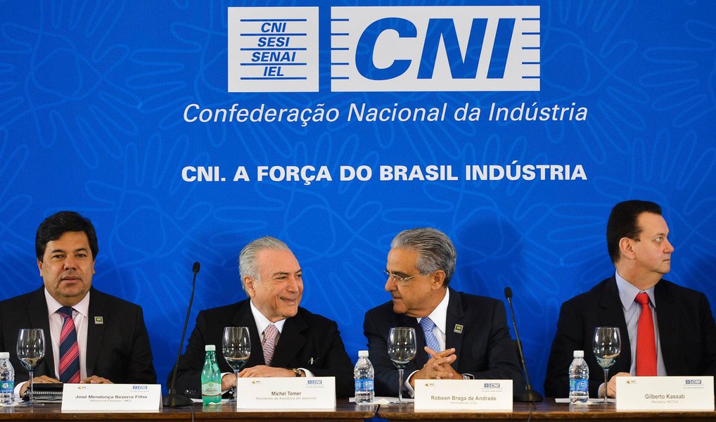 Vice-presidente em exercício Michel Temer defendeu que os empresários do setor industrial que priorizem a contratação de brasileiros formados no exterior; "Nas suas empresas e empresas outras que forem conectadas com os senhores, se puderem dar preferência muitas vezes àqueles que se formaram no exterior, porque, queremos ou não, talvez venham bem formados com informações tecnológicas que auferiram no exterior", afirmou Temer em um evento com empresários; apesar do pedido, Temer criticou o programa Ciência Sem Fronteiras que envia estudantes para o exterior; taxa de desemprego no Brasil é de 11,2% atualment