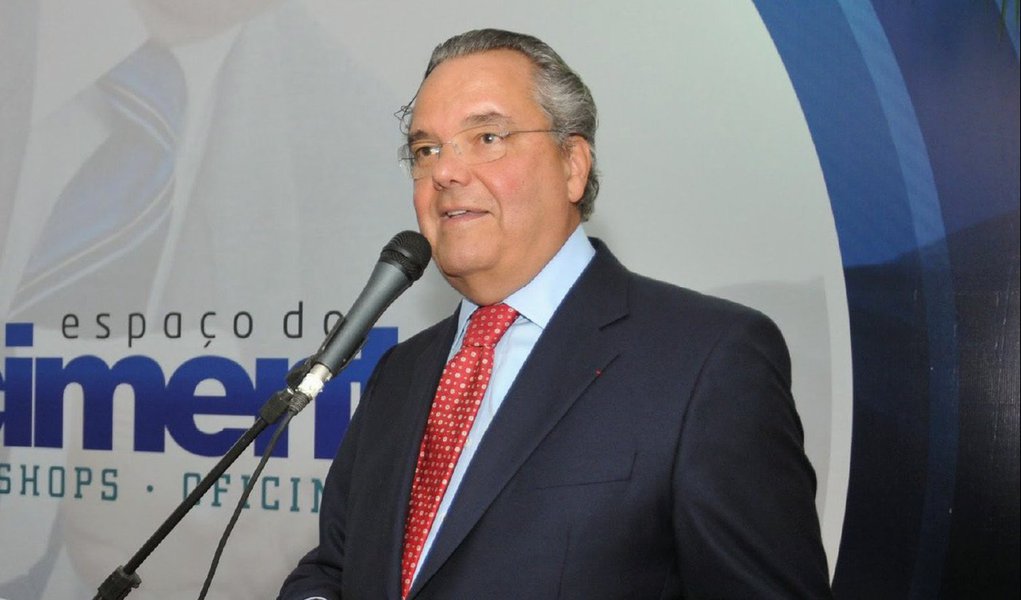 O presidente da Federação das Indústrias do Rio de Janeiro (Firjan), Eduardo Eugenio Gouvêa Vieira, afirmou nesta sexta (7) que a responsabilidade do quadro atual é "da situação e da oposição", que precisam deixar de lado uma "disputa eleitoreira, partidária" e buscar uma saída para o País; "Políticos da situação e da oposição foram eleitos para promover o Brasil, e hoje a discussão coloca o Brasil em um nível muito menor do que deveria. O Brasil é maior do que essa disputa eleitoreira, partidária. O importante são 200 milhões de brasileiros, são as pessoas que foram para a classe C e agora estão ameaçadas de desemprego, de fome. É hora de ter uma dose de estadista", ressaltou