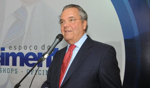 O presidente da Federação das Indústrias do Rio de Janeiro (Firjan), Eduardo Eugenio Gouvêa Vieira, afirmou nesta sexta (7) que a responsabilidade do quadro atual é "da situação e da oposição", que precisam deixar de lado uma "disputa eleitoreira, partidária" e buscar uma saída para o País; "Políticos da situação e da oposição foram eleitos para promover o Brasil, e hoje a discussão coloca o Brasil em um nível muito menor do que deveria. O Brasil é maior do que essa disputa eleitoreira, partidária. O importante são 200 milhões de brasileiros, são as pessoas que foram para a classe C e agora estão ameaçadas de desemprego, de fome. É hora de ter uma dose de estadista", ressaltou