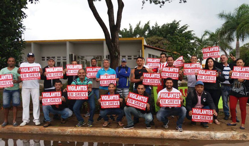 Os vigilantes que prestam serviços pela empresas Confederal, Brasília Segurança e Ipanema para as secretarias de Saúde e de Educação em Brasília estão parados desde 7 horas desta quinta-feira, em protesto contra o não pagamento do salário de outubro, que deveria ter sido quitado até o 5º dia útil de novembro; hospitais, postos de saúde e escolas para os quais estas empresas prestam serviço estão sem vigilantes