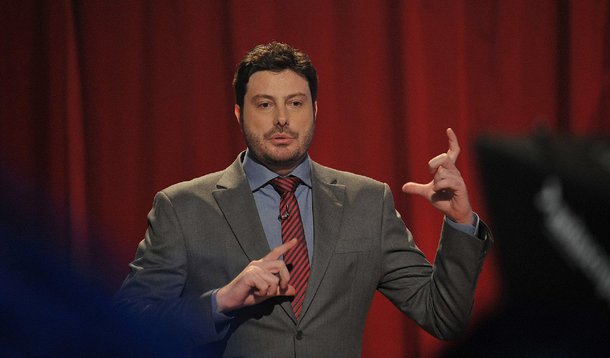 Depois de afirmar nas redes sociais que o atentado ao Instituto Lula foi "forjado" e, por isso, ter sido acionado judicialmente pelo ex-presidente a dar explicações, o apresentador tenta justificar sua declaração no escudo do humor; "Mesmo sendo do conhecimento de todos que me seguem nas redes sociais que sou humorista e que, através dessas plataformas, utilizo exageros, nonsense e outros recursos sempre com a intenção de brincar, reforço que levar a sério o que eu escrevo lá é tão racional quanto tentar prender a Cássia Kiss (não a Leila) por ter matado a Beatriz Segall (não a Odete Roitman)", disse