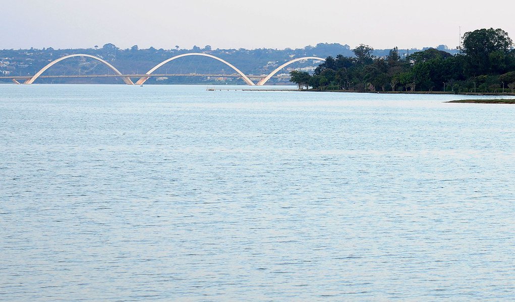 O Distrito Federal passou 15 anos sem grandes investimentos em sistemas de captação de água, um dos fatores que contribuiu para a escassez hídrica neste mês de setembro; a fim de reforçar o abastecimento na cidade, o governo de Brasília vai iniciar nos próximos dias, perto da saída norte, a construção do reservatório do Bananal, que levará água para mais de 170 mil moradores do Plano Piloto, do Cruzeiro e do Lago Norte; a obra do Bananal custará R$ 20 milhões e deverá ser concluída no prazo de um ano; ela terá capacidade para dar vazão a 726 litros de água por segundo e desafogará o reservatório de Santa Maria, responsável por levar o recurso hídrico a essas três regiões administrativas