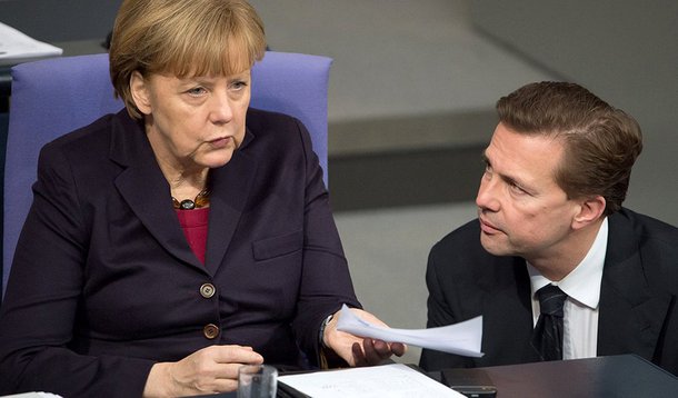 A chanceler alemã, Angela Merkel, e seu governo se manifestaram contra os protestos violentos do fim de semana contra as pessoas que buscam asilo na cidade de Heidenau, no oeste do país; "A chanceler e todo seu governo condenam da forma mais forte possível a violência e a agressiva atmosfera em relação aos estrangeiros", disse o porta-voz do governo Steffen Seibert ; "É repulsivo como os extremistas de extrema-direita e os neonazistas tentaram disseminar a sua mensagem idiota de ódio em torno de um abrigo (para os que buscam asilo)", completou