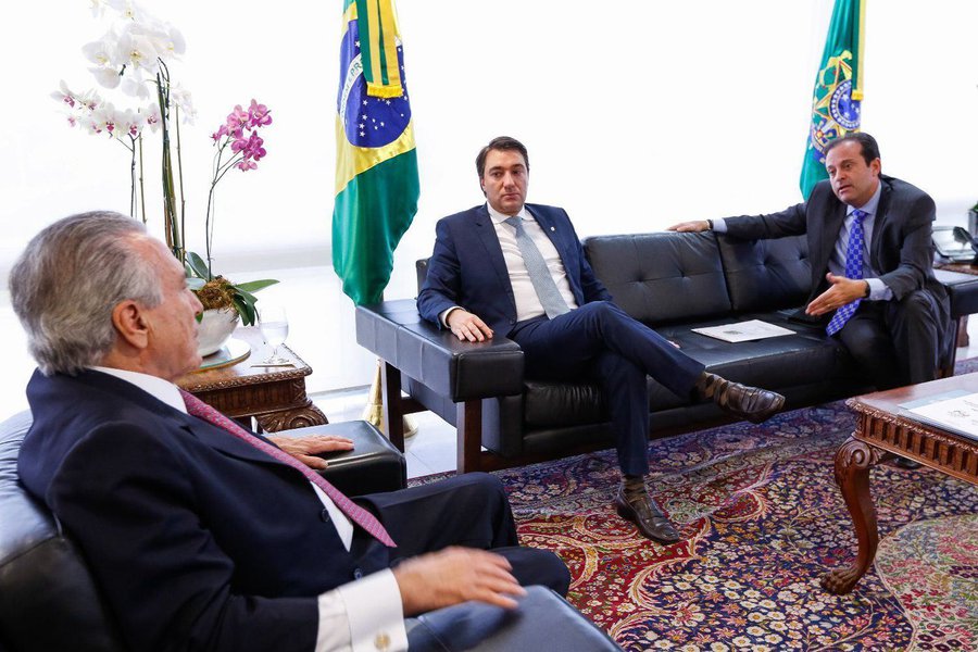 Deputado Fernando Giacobo, do PR, que ganhou 12 vezes na loteria em apenas 15 dias, como segundo vice-presidente da Câmara; deputado André Moura, do PSC, réu em três ações penais, líder do governo na Casa; nesta quarta, os dois retiraram a urgência na tramitação de projetos contra a corrupção; “Se a manobra ocorresse em outro governo, o país seria varrido por uma onda de protestos e panelaços. Mas as mensagens foram assinadas por Michel Temer, que também é um homem de sorte”