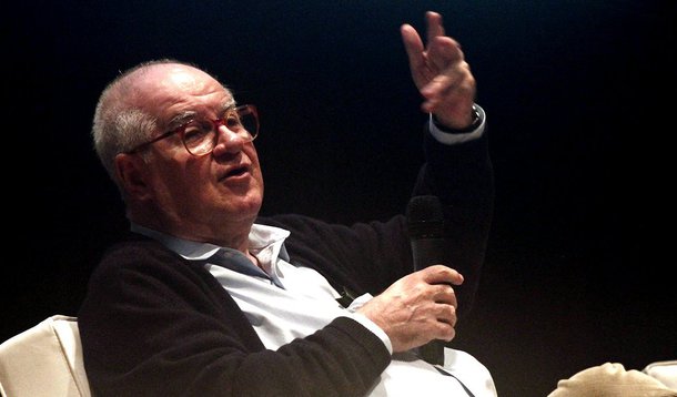 O jornalista Elio Gaspari afirma, na edição deste domingo (24), da sua coluna na Folha, que "a oligarquia política e empresarial ferida pela Operação Lava Jato precisa que o Brasil seja uma república de bananas"; segundo ele, "só numa república de bananas", o processo de impeachment da presidente Dilma Rousseff "poderia ser conduzido por Eduardo Cunha; "O cidadão é obrigado a viver em duas realidades. Vai para a rua pedir a saída de Dilma Rousseff e descobre que marchou com um cordão que blinda Eduardo Cunha. Rapidamente, o cidadão foi da oitava economia do mundo, sede da Olimpíada, para a Terra dos Papagaios, uma república de bananas", reforça