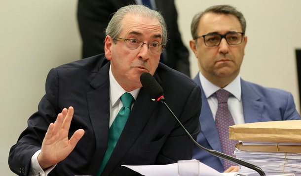 Parlamentares aconselharam Eduardo Cunha a renunciar, até para preservar o presidente interino, também do PMDB; aos gritos, ele disse que jamais tomará essa atitude; Cunha se agarra ao mandato porque Sérgio Moro promoveria um “cerco” a ele e a sua família; na quinta-feira, a jornalista Cláudia Cruz, mulher de Cunha virou ré na Lava Jato por decisão do juiz; “Hoje a situação está muito difícil. Chegou a um ponto muito desgastante. Fica difícil apoiar”, afirma o líder do PR, Aelton Freitas (MG)