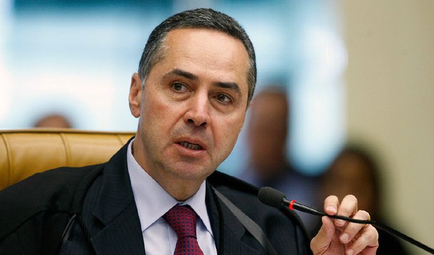 O ministro Luís Roberto Barroso, do STF, autorizou nesta segunda (3) a transferência do ex-ministro da Casa Civil José Dirceu, de Brasília para Curitiba (PR); Barroso disse entender "que a concentração dos atos de apuração criminal no foro do Juízo que supervisiona o inquérito é perfeitamente justificável, na medida em que é lá que se encontram em curso as investigações envolvendo as condutas imputadas ao sentenciado"; a defesa de Dirceu tentou evitar a transferência do ex-ministro, alegando que é "totalmente desnecessário" levá-lo para o Paraná