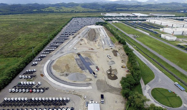 O CEO da holding Volkswagen Truck &amp; Bus, Andreas Renschler, e pelo presidente da MAN Latin America, Roberto Cortes, anunciaram, em Brasília, a linha de caminhões e ônibus Volkswagen, desenvolvida no Brasil e distribuída a mais de 30 países da América Latina, África e Oriente Médio, terá um novo ciclo de investimentos no valor de R$ 1,5 bilhão, o maior em sua história; a fábrica da montadora em Resende, no Sul Fluminense, será beneficiada
