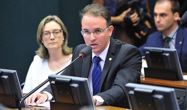 Deputado federal afirma que as denúncias e ações de intimidação envolvendo o nome de Lula é uma "orquestração devido ao medo que tem a oposição do presidente Lula"; "A oposição está procurando qualquer brecha para tentar incriminar o presidente Lula e tirá-lo da disputa em 2018", afirmou; para o petista, o segundo semestre na Câmara será marcado por um ambiente "hostil"; "Vai ser um ambiente em que vamos ter pautas que buscam criar desajustes nas contas públicas e, portanto, enfraquecer cada vez mais a economia; em que o presidente Eduardo Cunha está trazendo à tona o julgamento das contas do ex-presidentes exatamente para chegar até a presidente Dilma", afirmou; leia entrevista