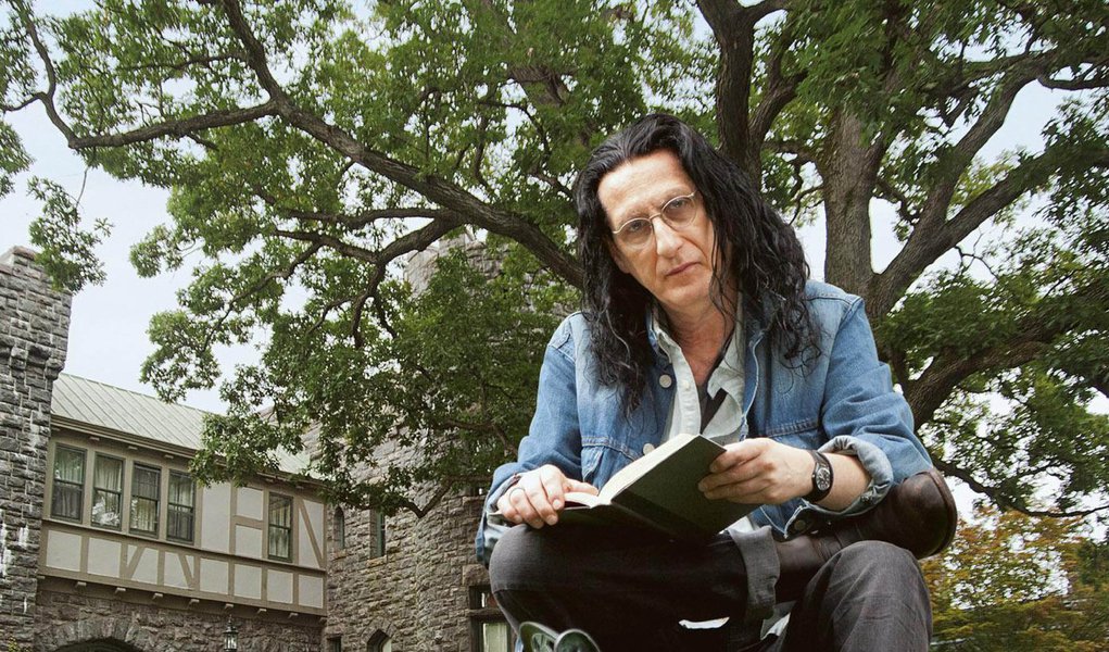 O delirante enredo de sua existência não só não impediu como talvez tenha ajudado a forjar o totalmente incomum, irreverente e desbocado Gerald Thomas, que concede uma entrevista a Alex Solnik; dos Estados Unidos, onde mora, ele compara as políticas brasileira e americana – "Aqui se cobra de seus representantes no Congresso, aqui a coisa é séria, quem é criminoso aqui paga" – e diz que "a corrupção é um órgão a mais que o brasileiro tem dentro do corpo"; sobre Aécio Neves, afirma: "Eu não sei nada do Aécio... não sei se ele é bom, se é ruim. Sei que é da família Tancredo Neves, mas também não boto a minha mão no fogo por isso"