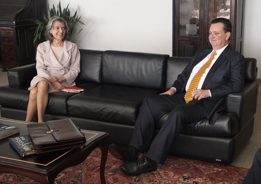 A presidente do STF, Cármen Lúcia, havia dado dez dias para que a advogada-geral da União, Grace Mendonça, e o presidente do Senado, Renan Calheiros (PMDB-AL), esclarecessem a tramitação do projeto de lei sobre o assunto, prazo que terminou nesta quarta-feira; a ministra pode emitir uma decisão a qualquer momento na ação que foi aberta pelo senador Lindbergh Farias (PT-RJ); parlamentares questionam o rito da tramitação do projeto, que dá de presente cerca de R$ 100 bilhões às teles