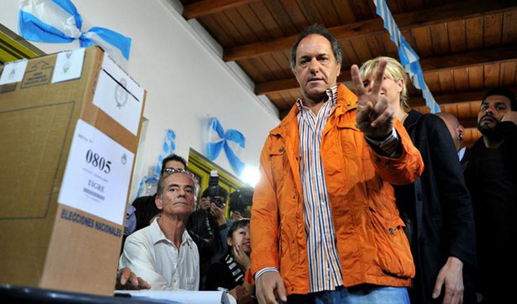 "Quero agradecer aos que nos votaram e os que não votaram em nós saibam que vamos pôr todo nosso empenho para convencer todas essas vontades, a fim de que tenham certeza em outubro que este é o caminho para chegar à grande Argentina do desenvolvimento e do progresso", disse Daniel Scioli, governador da província de Buenos Aires e único pré-candidato presidencial do governante Frente para a Vitória
