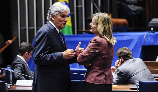 Na primeira reunião de 2016, os senadores do PT definiram indicar a senadora Gleisi Hoffmann (PR) para substituir Delcídio do Amaral (MS) na presidência da Comissão de Assuntos Econômicos (CAE), uma das mais importantes da Casa; Delcídio está preso desde novembro de 2015, por envolvimento na Operação Lava Jato