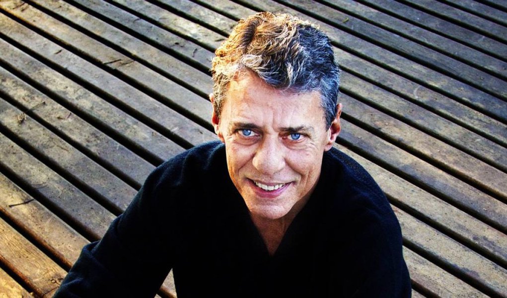 Após ouvir que tocava Chico no rádio, o responsável pelo caixa de uma barbearia na Tijuca perguntou: "Odeio comunista. Vocês se incomodam se eu tirar a música desse escroto?"; um cliente rebateu: "Você acaba de perder um cliente. Intolerância política já é ruim. Cultural é pior ainda!"