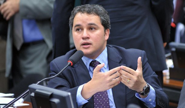 A Comissão Parlamentar de Inquérito (CPI) dos Fundos de Pensão da Câmara dos Deputados foi instalada nesta quarta (12) e elegeu Efraim Filho (DEM-PB) presidente; Sérgio Souza (PMDB-PR) foi indicado para relatoria dos trabalhos; a CPI foi criada para investigar denúncias de aplicação incorreta de recursos e manipulação de gestão nos fundos de previdência complementar de servidores públicos e de estatais entre 2003 e 2015; “A grande novidade da CPI é que não há uma investigação paralela”, disse Efraim Filho