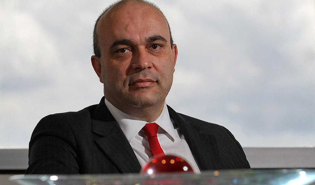 Segundo o presidente do Banco do Brasil, Alexandre Abreu, a instituição continuará expandindo a oferta de crédito imobiliário, consignado e rural, apesar da crise, onde a inadimplência é menor e há boas garantias; além disso, destaca que a renegociação de dívidas, que saltou de R$ 8,6 bilhões em junho do ano passado para R$ 13,6 bilhões, é uma estratégia do banco; “é logico que a gente tem que tomar cuidado e ser conservador, mas, se o banco parar de trabalhar porque está com medo, ai sim a inadimplência acontece”, diz