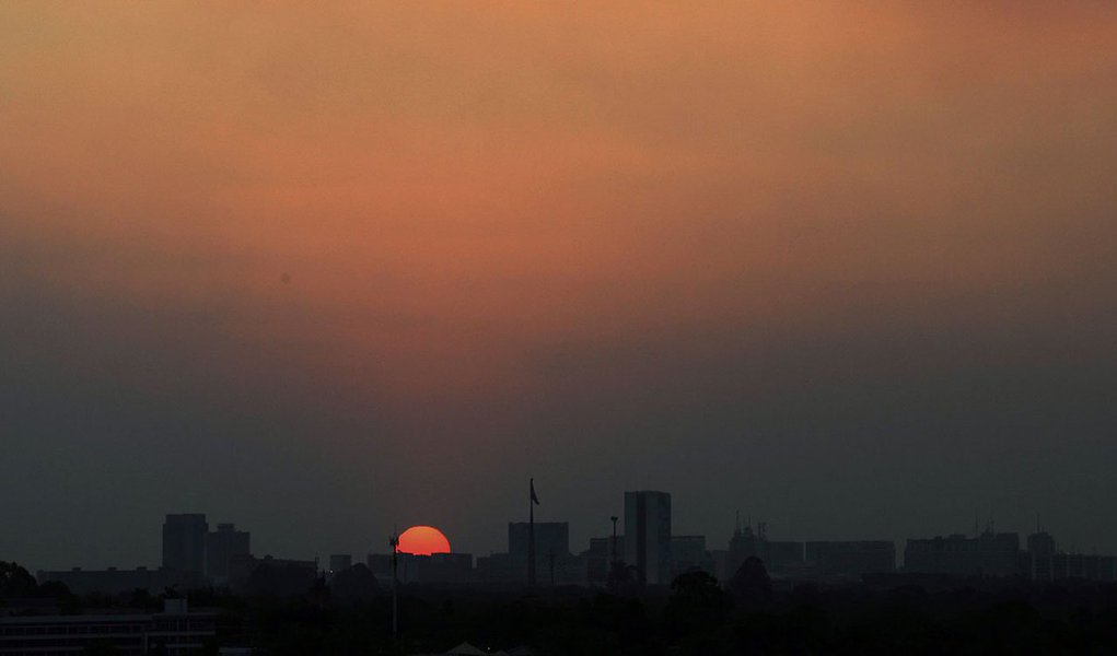 Inmet emitiu alerta de baixa umidade do ar neste fim de semana para Goiás, Mato Grosso, Mato Grosso do Sul, Minas Gerais, São Paulo e Tocantins, além do Distrito Federal; meteorologia alerta para potenciais riscos à saúde em razão da ausência de chuvas nestes estados; baixa umidade do ar, comum no período da seca, principalmente no Centro-Oeste do país, pode provocar doenças respiratórias como rinite e asma