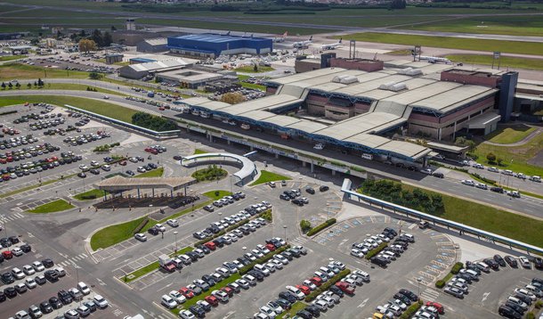 O Aeroporto Internacional Afonso Pena, em Curitiba (PR), foi o mais bem avaliado do país entre os meses de abril, maio e junho deste ano, segundo pesquisa divulgada pela Secretaria de Aviação Civil; o terminal recebeu nota 4,43 (numa escala de 1 a 5) e liderou 17 das 48 categorias analisadas pelo levantamento; entre os itens de melhor desempenho está o indicador disponibilidade de táxi, que alcançou nota máxima