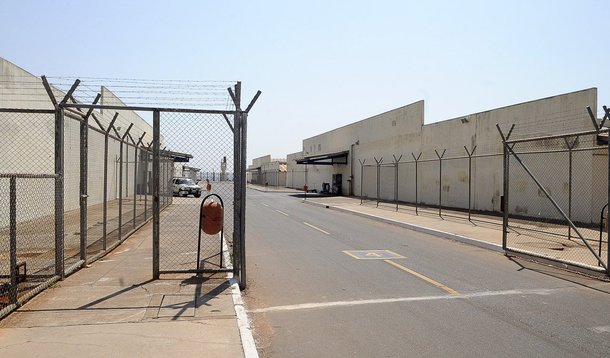 O Complexo Penitenciário da Papuda terá mais 3,2 mil vagas destinadas a presos sem condenação definitiva. A construção de quatro novos centros de detenção provisória deve começar nesta sexta-feira (21) e, segundo a Secretaria de Justiça e Cidadania, tem até 24 meses para ficar pronta; o investimento estimado é de R$ 112 milhões; segundo a Secretaria de Justiça e Cidadania, 14.564 pessoas estão presas no Distrito Federal; a capacidade do sistema penitenciário é de 7.411 vagas, que serão ampliadas para 10.611 com as novas instalações