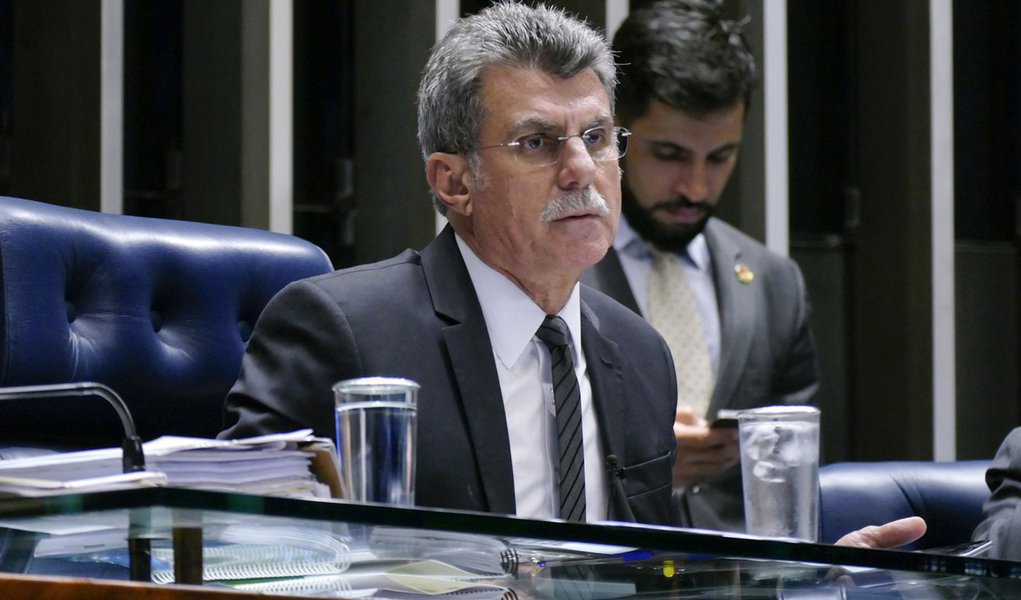 Segundo a coluna Painel, da Folha de S.Paulo, o relator do projeto sobre repatriação, senador Romero Jucá (PMDB-RR), retirou do texto, durante um "cochilo da oposição", o trecho que proibia a inclusão de parentes de políticos, e o projeto de lei foi aprovado na Comissão de Constituição e Justiça do Senado