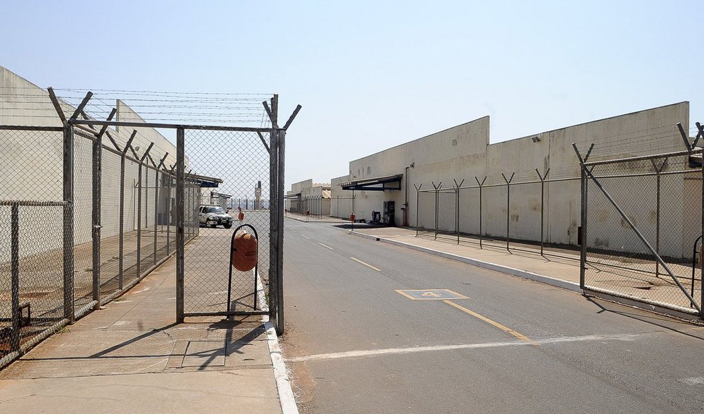 O Complexo Penitenciário da Papuda terá mais 3,2 mil vagas destinadas a presos sem condenação definitiva. A construção de quatro novos centros de detenção provisória deve começar nesta sexta-feira (21) e, segundo a Secretaria de Justiça e Cidadania, tem até 24 meses para ficar pronta; o investimento estimado é de R$ 112 milhões; segundo a Secretaria de Justiça e Cidadania, 14.564 pessoas estão presas no Distrito Federal; a capacidade do sistema penitenciário é de 7.411 vagas, que serão ampliadas para 10.611 com as novas instalações