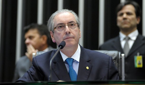 O presidente da Câmara, Eduardo Cunha (PMDB-RJ), confirmou nesta segunda (26) que colocará para votar esta semana projetos que refletem em melhorias da economia, como quer o governo; cronograma prevê votar nesta terça (26) a medida provisória que autoriza o reajuste de três taxas cobradas por órgãos federais - Ancine, Ibama e Cade -, na quarta, o projeto de repatriação de recursos e bens no exterior e dar início à votação da proposta da securitização da dívida ativa de União e estados; "É uma contribuição que a Câmara quer dar para resolver o problema do buraco financeiro do governo", disse; líder do PT, Sibá Machado, vê "ambiente novo"