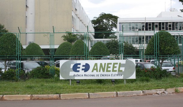 Associação que representa empresas com grande demanda por energia, como Alcoa, Albras, Ambev e Dow, obteve na Justiça decisão em relação a um encargo nas contas de luz que pode fazer a tarifa de consumidores residenciais subir até 9%; segundo o diretor da Aneel André Pepitone, estudos apontam que a liminar geraria também uma perda de receita de até 4% para as distribuidoras, que inicialmente arcariam com o ônus da decisão e repassariam os custos aos consumidores