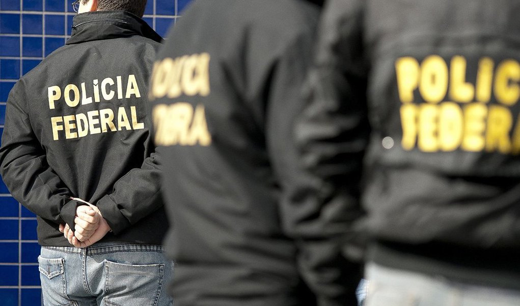 A PF, o MPE e a Secretaria de Fazenda do Rio de Janeiro fazem uma operação contra o roubo de cargas no estado; segundo a PF, estão sendo cumpridos 14 mandados de prisão preventiva e 13 de busca e apreensão, no município do Rio e em quatro cidades da Baixada Fluminense; para os policiais, o grupo movimentava R$ 500 mil por mês