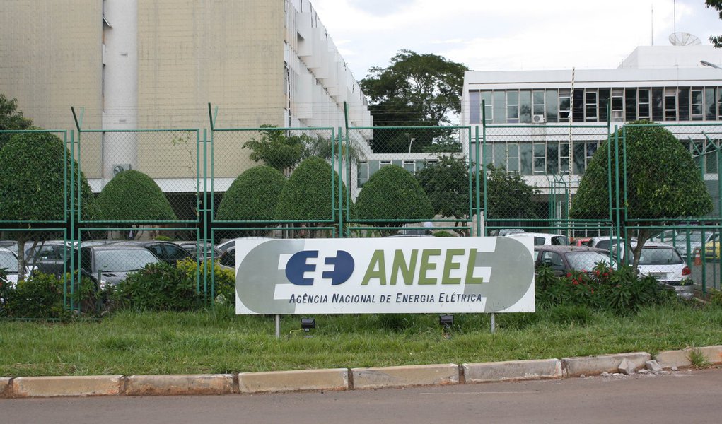 Associação que representa empresas com grande demanda por energia, como Alcoa, Albras, Ambev e Dow, obteve na Justiça decisão em relação a um encargo nas contas de luz que pode fazer a tarifa de consumidores residenciais subir até 9%; segundo o diretor da Aneel André Pepitone, estudos apontam que a liminar geraria também uma perda de receita de até 4% para as distribuidoras, que inicialmente arcariam com o ônus da decisão e repassariam os custos aos consumidores