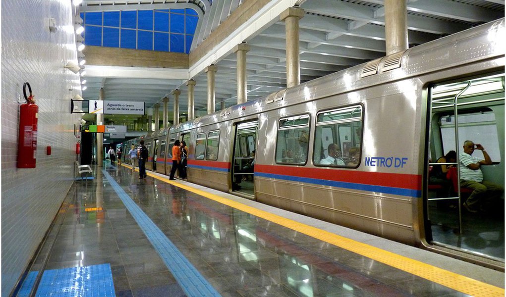 Todos os dias, cerca de 140 mil pessoas circulam pelas 24 estações da Companhia do Metropolitano do Distrito Federal (Metrô-DF); o fluxo intenso, principalmente nos horários de pico, requer um conjunto de regras a serem respeitadas e que garantam o bem-estar de quem usa o transporte sobre trilhos da cidade; a maioria dessas normas faz parte do Decreto n° 26.516, de 30 de dezembro de 2005, que regulamenta, entre outras coisas, o consumo de alimentos nas plataformas e trens, o limite do tamanho de objetos que podem ser carregados nas viagens e até quantas bicicletas são permitidas