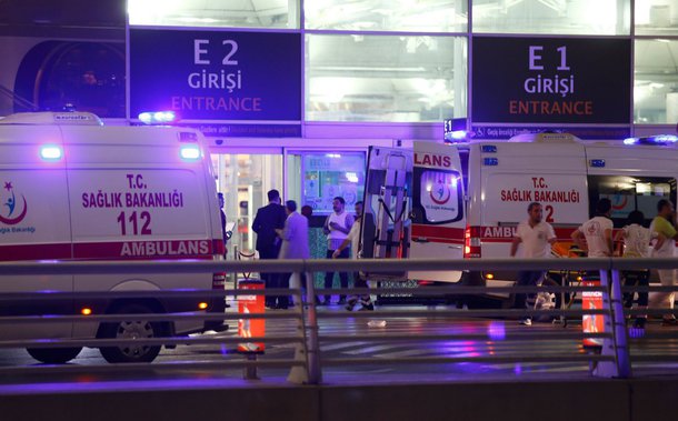Subiu para 28 o número de mortos em um duplo atentado suicida no Aeroporto de Ataturk, em Istambul, na Turquia; feridos chegam a 60; de acordo com o ministro da Justiça turca, Bekir Bozdag, dois suicidas se explodiram no aeroporto na noite desta terça-feira , 28, durante confronto com a polícia local; Aeroporto de Ataturk é o terceiro mais movimentado da Europa 