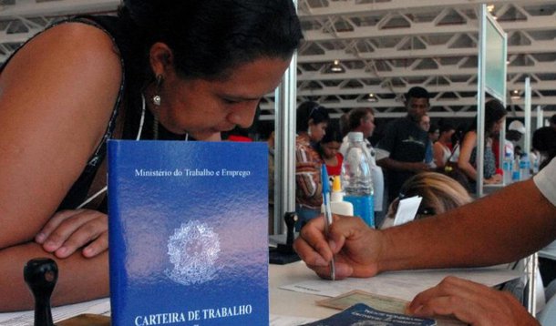País teve o pior julho da história em relação à criação de postos com carteira assinada; número ficou abaixo das estimativas, que eram de perda de 115.800 vagas de emprego