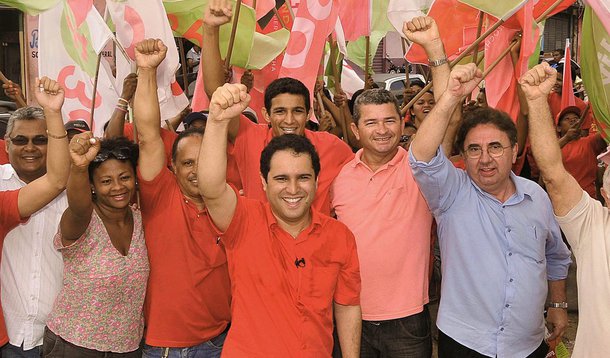 O prefeito Edivaldo Holanda Junior, candidato à reeleição pelo PDT, continua liderando com folga a corrida para a disputa da Prefeitura de São Luís, segundo nova pesquisa divulgada pelo Instituto Data M; Edivaldo está com 40,7% de intenções de voto, seguido por Wellington do Curso (PP), com 25,8%, e Eliziane Gama (PPS), com 7,8%