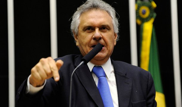 O líder do DEM no Senado Federal, Ronaldo Caiado (GO), entrou nesta sexta (14) com ofício no Ministério da Justiça pedindo que a Polícia Federal garanta segurança nas manifestações previstas para este domingo (16); o motivo do pedido foram as declarações feitas pelo presidente da Central Única dos Trabalhadores (CUT), Vagner Freitas, durante cerimônia no Palácio do Planalto, de que as organizações sociais deveriam ir às ruas “com armas na mão se tentarem derrubar a presidenta Dilma"; Vagner afirmou que houve um "mal-entendido", mas Caiado disse que entrará com um pedido de abertura de inquérito no MP
 