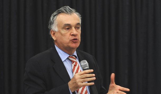 O ministro da Cultura, Juca Ferreira, criticou a tentativa de grupos políticos em quebrar a ordem democrática, por meio de um processo de impeachment, e fez questão de negar a possibilidade, do que classificou como golpe, prosperar; "Acho que há um desejo, da parte de alguns, de quebrar a ordem democrática. Estão fazendo tudo à luz do dia, escancaradamente. A população brasileira está chocada com isso. Mas o golpe não passará", afirmou, durante evento no Rio