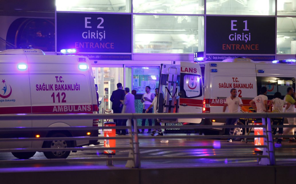 Subiu para 28 o número de mortos em um duplo atentado suicida no Aeroporto de Ataturk, em Istambul, na Turquia; feridos chegam a 60; de acordo com o ministro da Justiça turca, Bekir Bozdag, dois suicidas se explodiram no aeroporto na noite desta terça-feira , 28, durante confronto com a polícia local; Aeroporto de Ataturk é o terceiro mais movimentado da Europa 