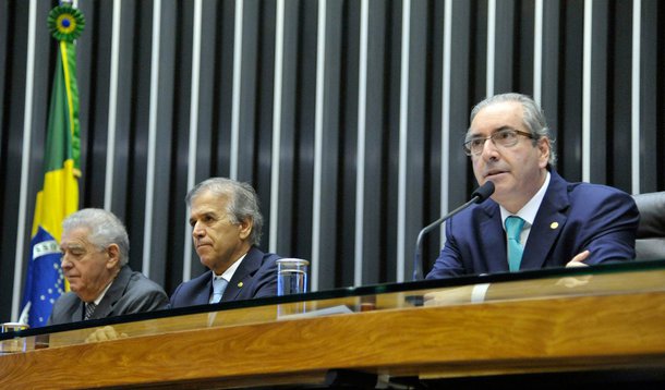 Votação de contas passadas abre caminho para a análise das contas da presidente Dilma Rousseff de 2014, que estão sob análise do Tribunal de Contas da União; eventual rejeição pode levar ao impeachment da presidente; contas dos ex-presidentes Fernando Henrique Cardoso e Lula foram aprovadas com ressalvas; deputados criticaram a intenção de se votar todas as contas de uma só vez, apenas para liberar a pauta a fim de votar as contas de Dilma