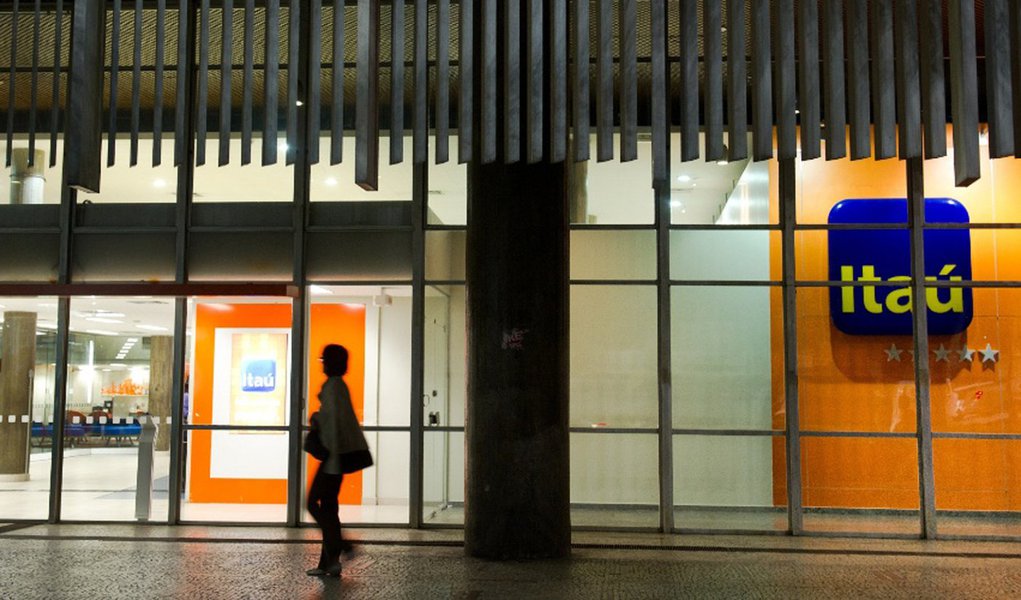 Banco teve um aumento de 15,4% do lucro em 2015, somando R$ 23,35 bilhões, o maior lucro da história entre os bancos brasileiros de capital aberto em valores nominais; o recorde anterior também era do Itaú, quando totalizou um resultado positivo de R$ 20,24 bilhões em 2014; no quarto trimestre do ano passado, o lucro somou R$ 5,698 bilhões, com baixa de 4,15% em relação ao terceiro trimestre, mas alta de 3,2% se comparado aos últimos três meses de 2014