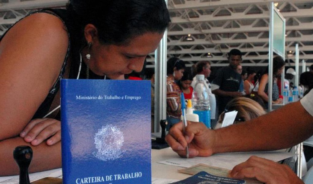 País teve o pior julho da história em relação à criação de postos com carteira assinada; número ficou abaixo das estimativas, que eram de perda de 115.800 vagas de emprego
