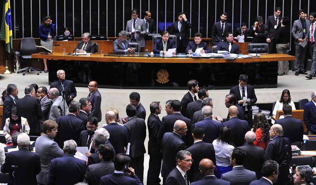 O plenário da Câmara dos Deputados aprovou nesta terça (30) a Medida Provisória (MP) 727/16, que cria o Programa de Parcerias de Investimentos (PPI) para execução de empreendimentos públicos de infraestrutura e de outras medidas de privatização; o texto agora segue para votação no Senado; mesmo com os pronunciamentos dos senadores no julgamento final do processo de impeachment da presidente Dilma Rousseff, o presidente da Casa, Rodrigo Maia (DEM-RJ), decidiu manter a pauta de votações