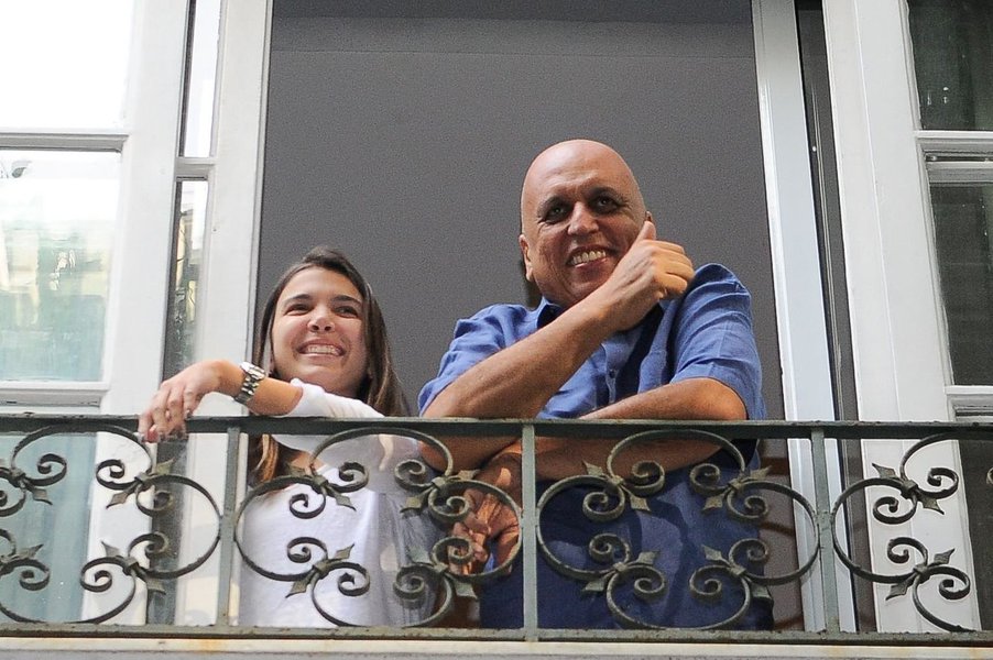 A assessoria do governo do Rio de Janeiro informou que exames feitos na noite de sábado apontaram gastroenterite após ciclo de quimioterapia no governador Luiz Fernando Pezão; último ciclo foi feito no dia 10 deste mês; "Pezão está sendo tratado com antibióticos e seu quadro clínico é estável. O governador está no quarto e não tem previsão de alta", informa a nota; Pezão permanece internado no Hospital Pró-Cardíaco, onde voltou a dar entrada ontem, com febre