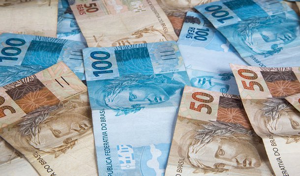 A Secretaria do Tesouro Nacional revisou os limites da dívida pública federal de 2015, definidos no plano anual de financiamentos (PAC), passando a considerar o nível mínimo de R$ 2,65 trilhões e o nível máximo de R$ 2,8 trilhões; limites anteriores estavam situados entre R$ 2,45 trilhões e R$ R$ 2,6 trilhões
