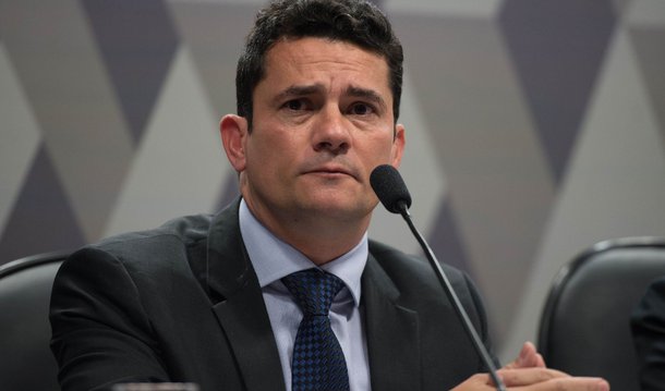 Em nota, o Exército informa que suposta proteção ao juiz Sérgio Moro e de sua família, que teria sido oferecida por autoridades militares, não é verídica; o texto é uma resposta a uma nota do colunista do Paraná Portal Ruy Barrozo, que disse que generais haviam disponibilizado o serviço reservado de inteligência a Moro