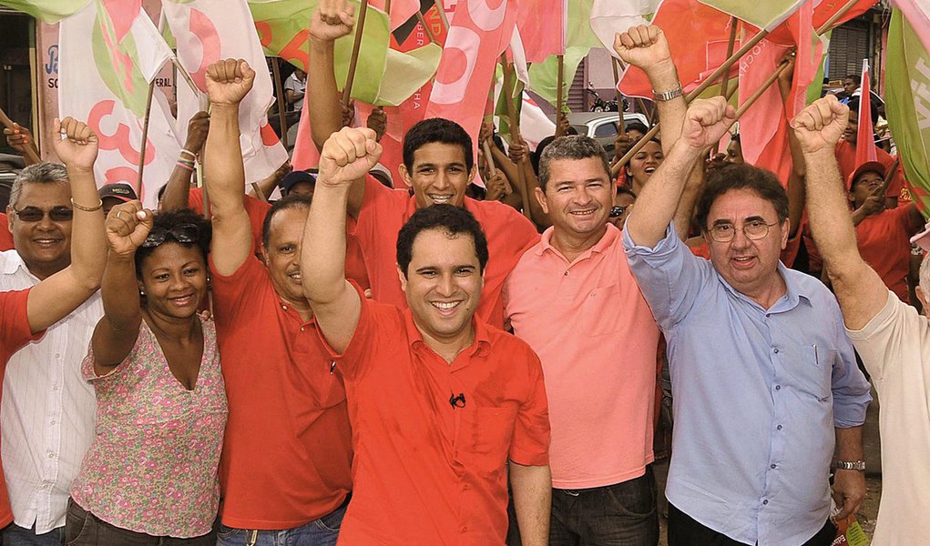O prefeito Edivaldo Holanda Junior, candidato à reeleição pelo PDT, continua liderando com folga a corrida para a disputa da Prefeitura de São Luís, segundo nova pesquisa divulgada pelo Instituto Data M; Edivaldo está com 40,7% de intenções de voto, seguido por Wellington do Curso (PP), com 25,8%, e Eliziane Gama (PPS), com 7,8%
