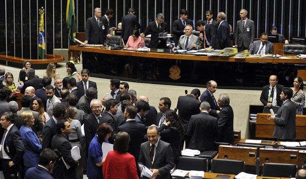 Em votação relâmpago, plenário do Congresso Nacional aprovou no início da noite desta quinta-feira 15 o Orçamento Geral da União para 2017, que fixa os gastos federais em R$ 3,5 trilhões e rombo de R$ 139 bilhões; orçamento estabelece o salário mínimo de R$ 945,80 para o próximo ano; com a aprovação, o texto segue agora para sanção presidencial