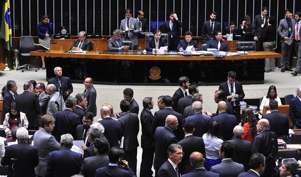 O plenário da Câmara dos Deputados aprovou nesta terça (30) a Medida Provisória (MP) 727/16, que cria o Programa de Parcerias de Investimentos (PPI) para execução de empreendimentos públicos de infraestrutura e de outras medidas de privatização; o texto agora segue para votação no Senado; mesmo com os pronunciamentos dos senadores no julgamento final do processo de impeachment da presidente Dilma Rousseff, o presidente da Casa, Rodrigo Maia (DEM-RJ), decidiu manter a pauta de votações