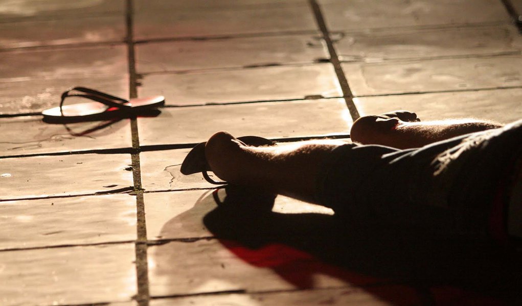 O número de roubos a residências registrados no primeiro semestre aumentou 50,5% no Distrito Federal em comparação com o mesmo período do ano passado; os dados da Secretaria de Segurança apontam 468 de janeiro a junho de 2016, contra 311 nos primeiros seis meses de 2015; de acordo com a secretaria, houve 300 homicídios de janeiro a julho, representando queda de 6,3% em comparação com o ano passado; os casos de estupro subiram 2,2% no período, totalizando 320 casos neste ano